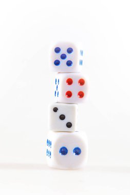 Beyaz arka planda kumarhane zarları. Şans oyunları.