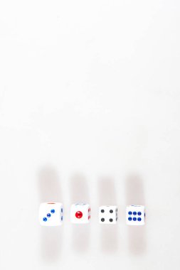 Beyaz arka planda kumarhane zarları. Şans oyunları.