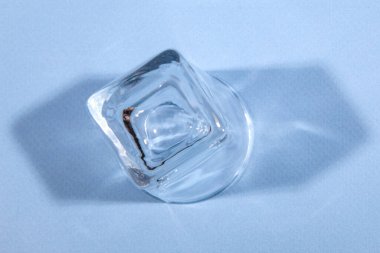 Boş ters çevrilmiş cam. Partinin başlangıcı. İyi akşamlar.