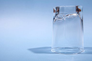 Boş ters çevrilmiş cam. Partinin başlangıcı. İyi akşamlar.