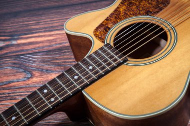 Müzik aleti. Ahşap arka planda akustik gitar. Tekrarlamaya hazır olun.