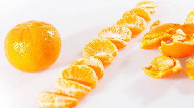 Yemekten önce mandalina soymak. Mutfak tasarımı, dergi veya yemek kitabı teması