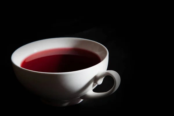 Свежеприготовленный Красный Ягодный Чай Белой Чашке Темный Фон — стоковое фото