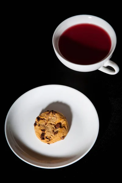 Tasse Tee Und Kekse Auf Dunklem Hintergrund Ansicht Von Oben — Stockfoto