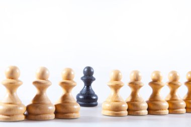 Bir sıra beyaz satranç piyonu siyah piyonun geçmesine izin vermez.