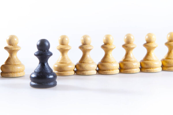 Ряд белых шахматных пешек не пропускает черную пешку.