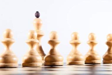 Beyaz satranç, beyaz bir arka planda satranç tahtasının üzerinde duruyor. Metin için alanı kopyala