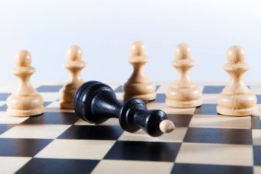 Beyaz piyonlar yalnız siyah kralı yendi.