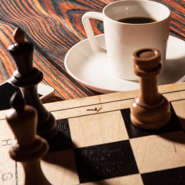 Kahve, akıllı telefon ve masa oyunu. Entelektüel dakika