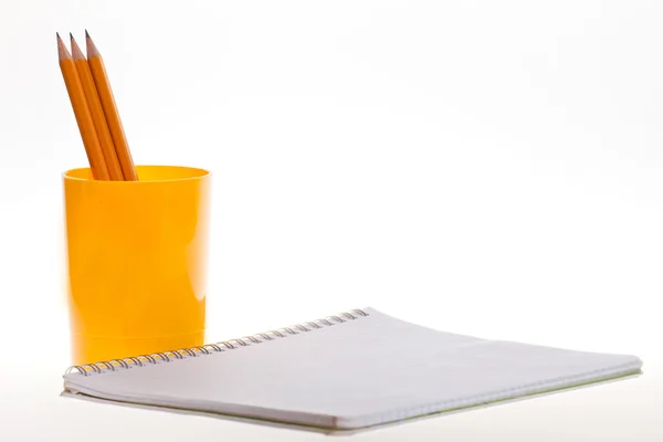 Notebook e matite su sfondo bianco — Foto Stock