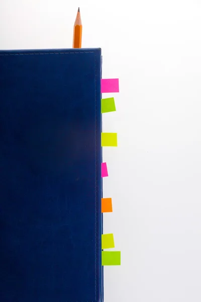 Tmavě modrý zápisník a záložky — Stock fotografie
