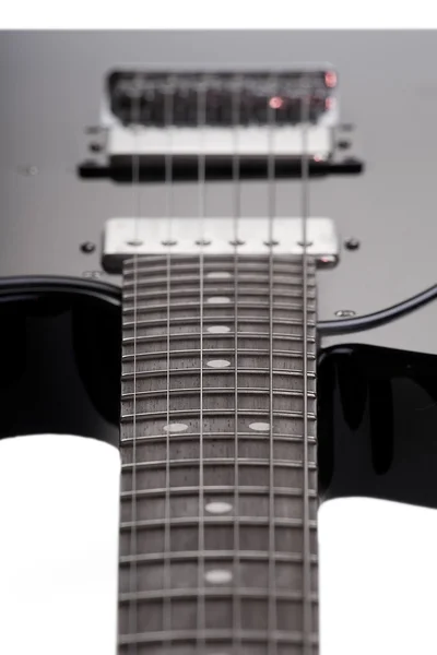 Guitarra elétrica preta sobre um fundo branco — Fotografia de Stock