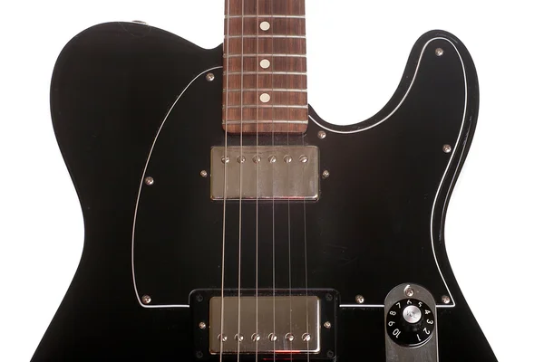 Beyaz bir arka plan üzerinde siyah elektro gitar dizeleri