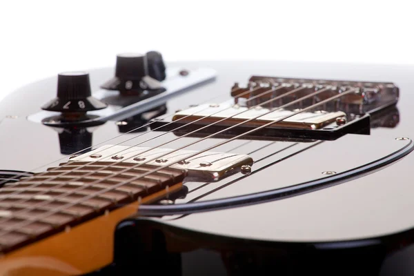 Černá elektrickou kytaru struny na bílém pozadí — Stock fotografie