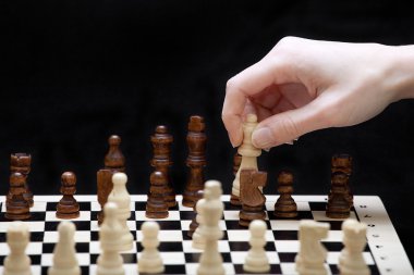 bir satranç oyunu ve bir el başlangıcı