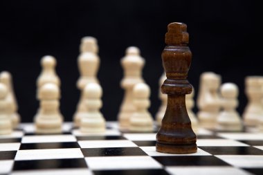 başında bir satranç oyunu ve siyah bir kral