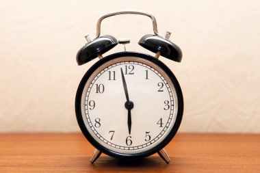 çalar saat başucundaki odasında