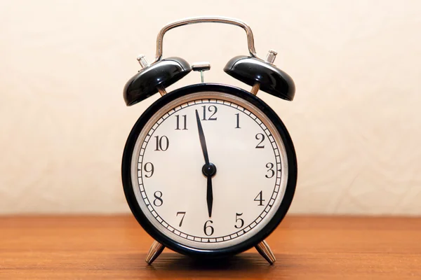 çalar saat başucundaki odasında