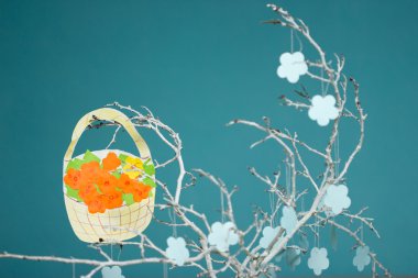 Kağıtları çiçek ve o kova ile beyaz şube.