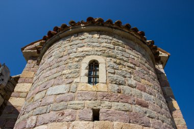 Antik taş duvar hücreye penceresiyle.