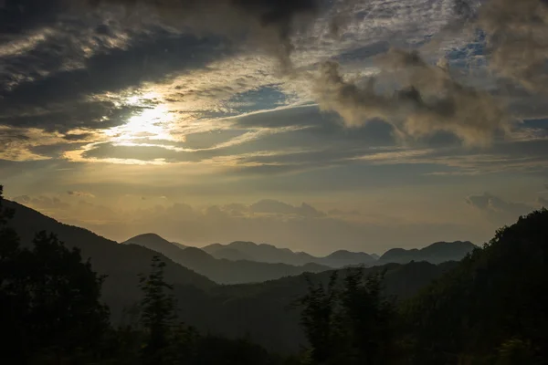 Incredibile vista sulla Mountain Valley all'alba . — Foto Stock