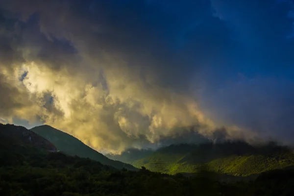 일출에서 산 골짜기의 놀라운 보기. 로열티 프리 스톡 이미지
