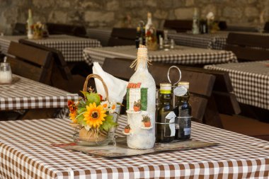 Açık bir kafede bir şekilde dekore edilmiş tablo eski Kotor.