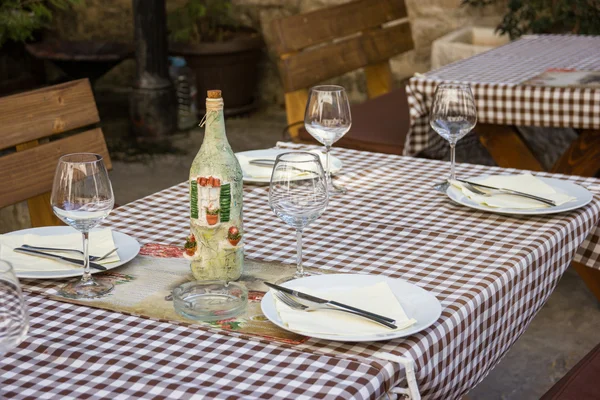 Dekorovaný stůl na venkovní kavárna staré Kotor. — Stock fotografie