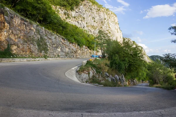 Estrada nas montanhas de Montenegro . Imagens De Bancos De Imagens Sem Royalties