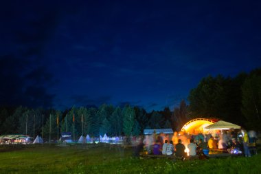 Orman yangın yakındaki gece parti.