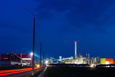 kimyasal tesis gece görüntüsü. 