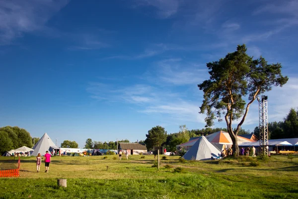 Tiendas de campaña en el campamento turístico en un claro bosque . —  Fotos de Stock