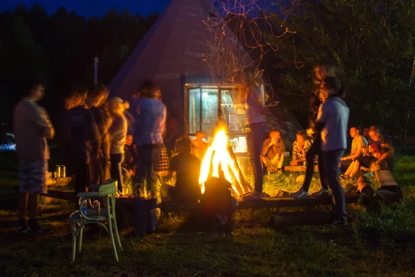 Persone nel campo turistico vicino al fuoco . — Foto Stock