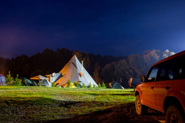 Tiendas de campaña en el campamento turístico en un claro bosque. Noche. . —  Fotos de Stock