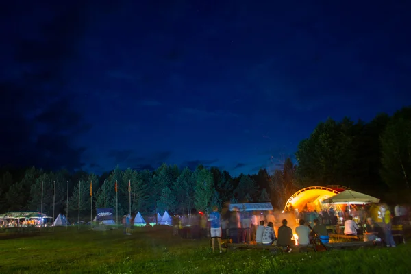 Festa noturna perto do fogo na floresta . — Fotografia de Stock