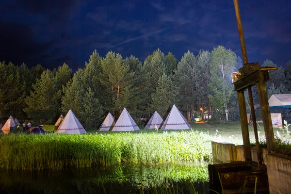 Tendas no acampamento turístico em uma clareira florestal. Boa noite. . — Fotografia de Stock
