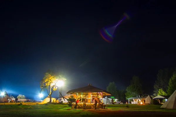 Tendas no acampamento turístico em uma clareira florestal. Boa noite. . — Fotografia de Stock