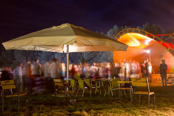 Blurred colored silhouettes of dancing people. — Stock Photo, Image