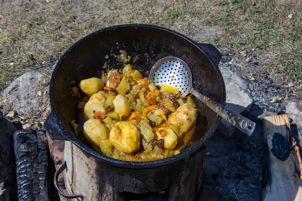 Dymlyama, traditional dish in cauldron on fireplace. — Stock Photo, Image