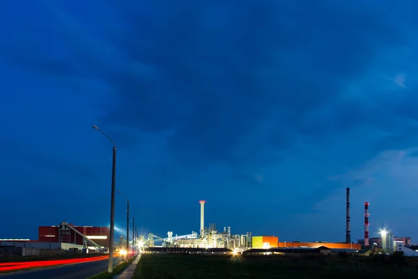 Ночное изображение химического завода . — стоковое фото