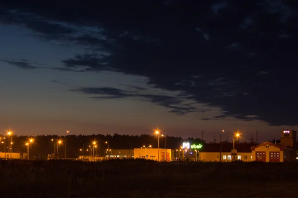 Natt bild av timmer bearbetningsanläggningen. — Stockfoto