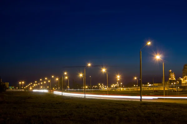 Estrada perto da fábrica à noite . — Fotografia de Stock