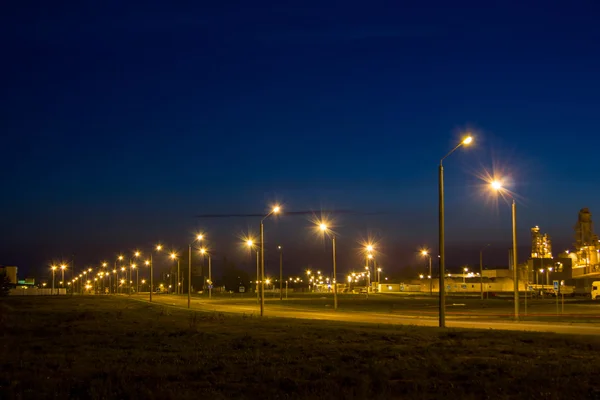 Út közelében a gyár éjjel. — Stock Fotó