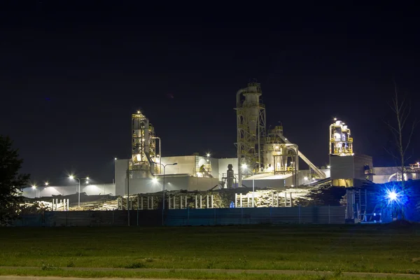 Ночное изображение завода по переработке древесины . — стоковое фото