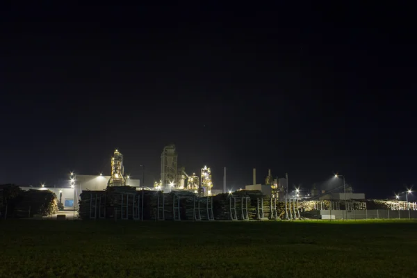 Ночное изображение завода по переработке древесины . — стоковое фото