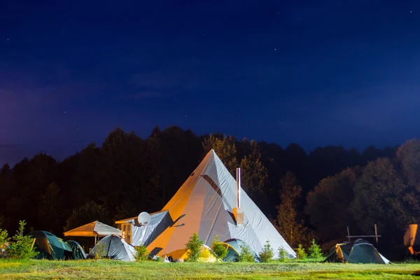 숲 숲 사이의 빈 터에 관광 캠프에서 텐트. 밤. 스톡 사진