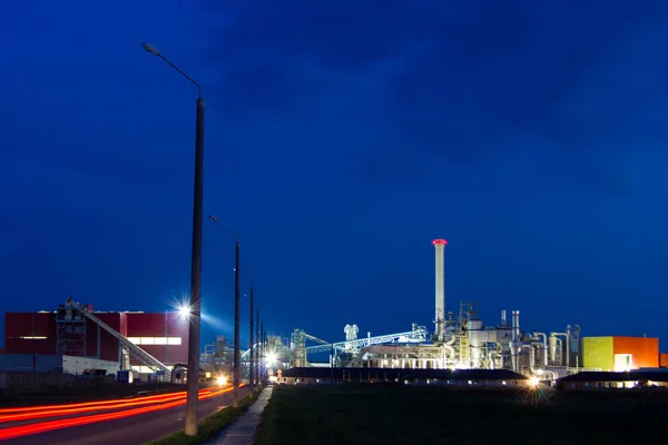 Imagen nocturna de planta química . Imagen De Stock