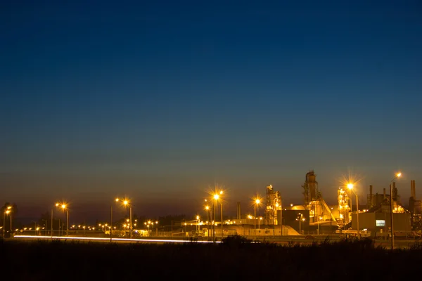 Imagen nocturna de la planta de procesamiento de madera . Fotos De Stock Sin Royalties Gratis