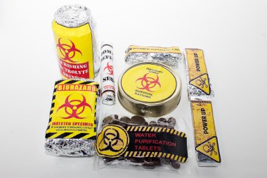 Bir biohazard ile hayatta kalma paketi.