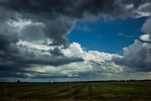 Storm wolken over de weg. — Stockfoto